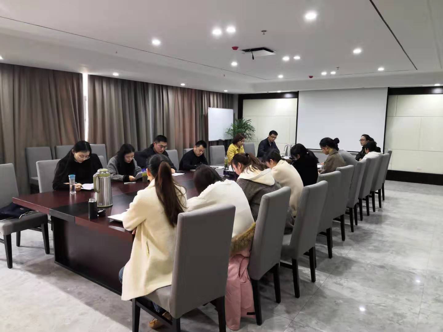 世银集团召开年终财务会议